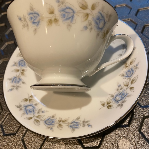 Tea cup and saucer - Picture 3 of 4